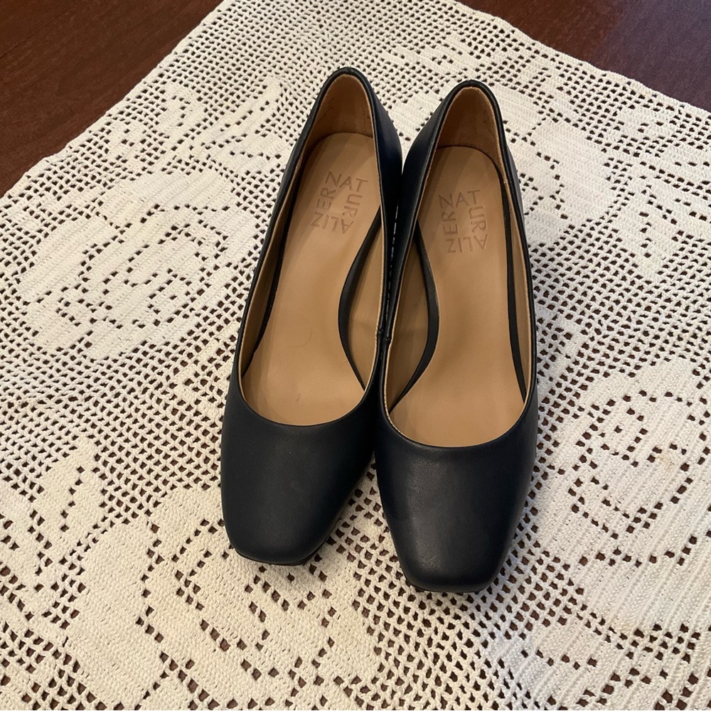 Naturalizer navy pumps size 6